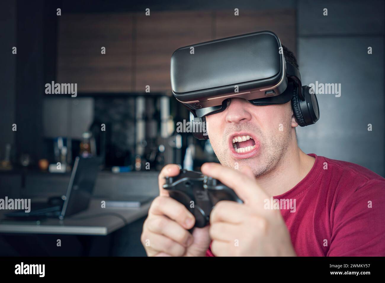 Mann Gamer Spaß beim Spielen mit futuristischen Simulationsvideos Entdecken Sie das Spiel mit 3D-Brillen und Joysticks im Entertainment vr-Raum mit innovativer Technologie Stockfoto