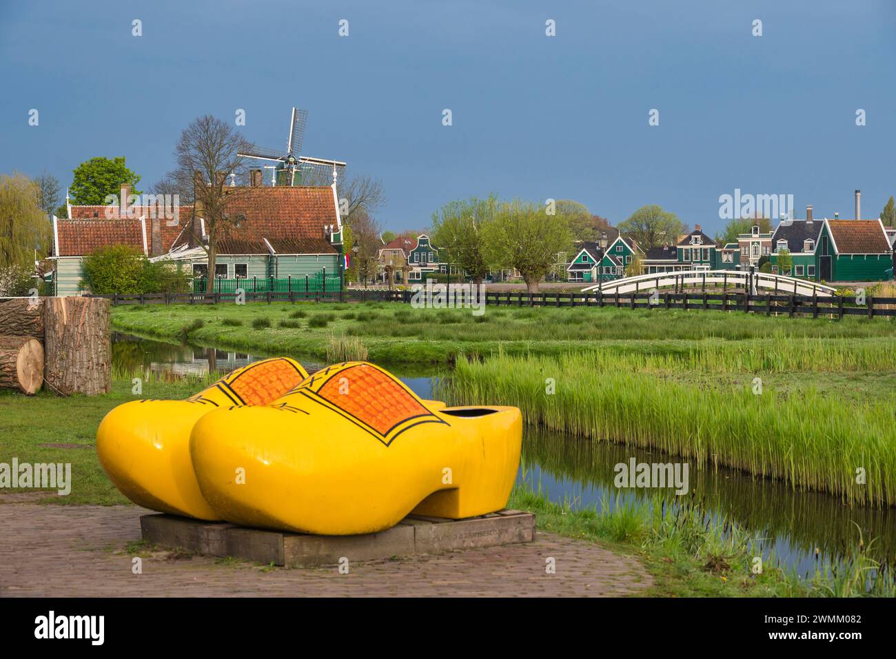 Zaanse Schans, Niederlande - 1. Mai 2023: Niederländische Windmühle und traditionelles Haus mit Holzschuhen im Dorf Stockfoto