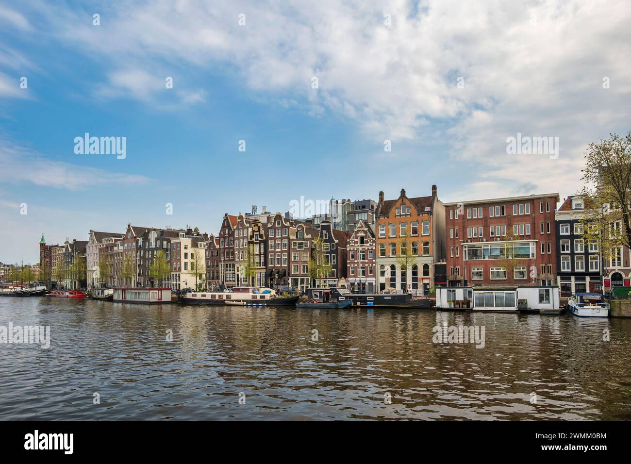 Amsterdam Niederlande, Skyline am Ufer des Kanals Stockfoto