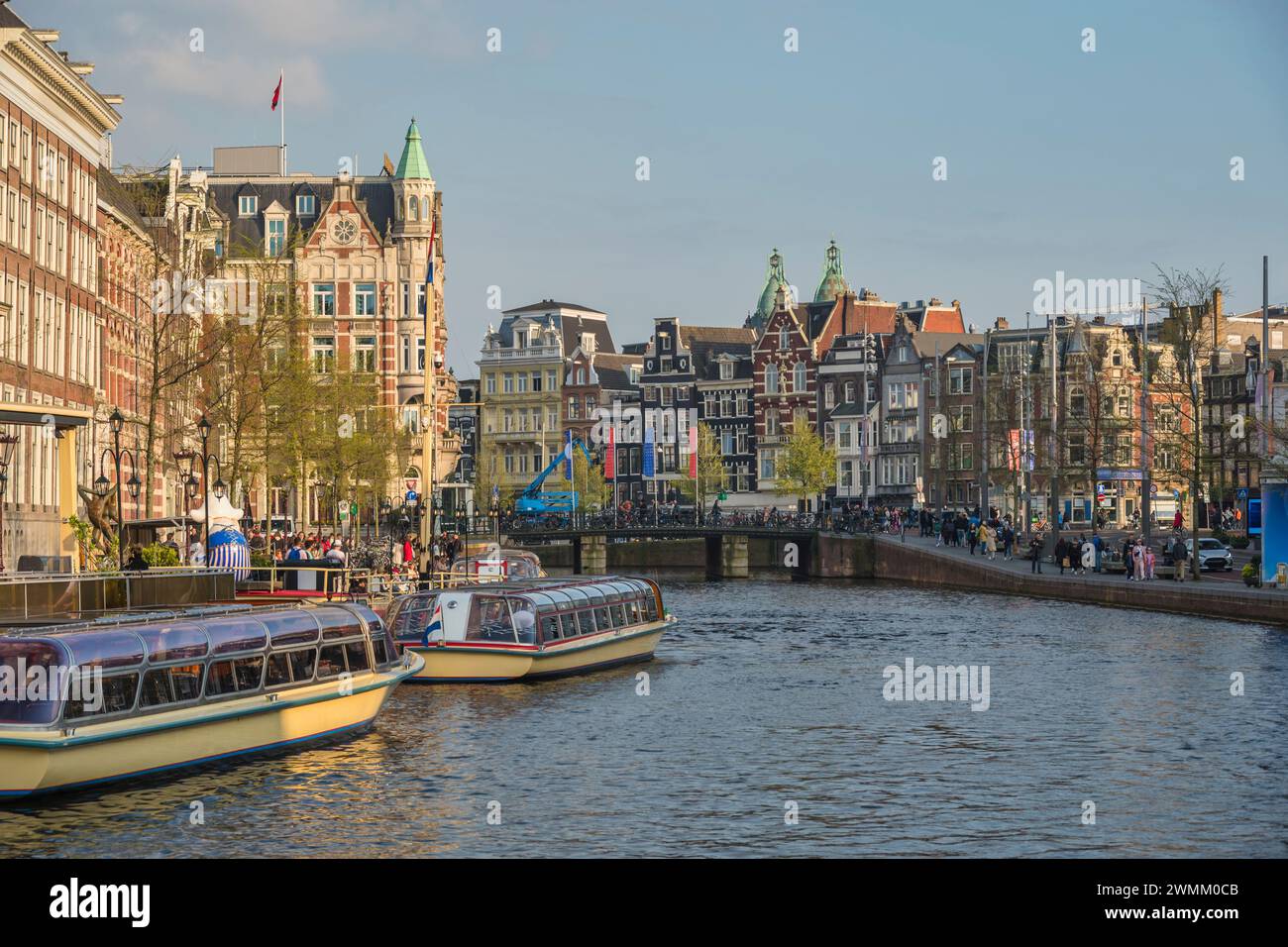 Amsterdam Niederlande, Skyline am Ufer des Kanals Stockfoto