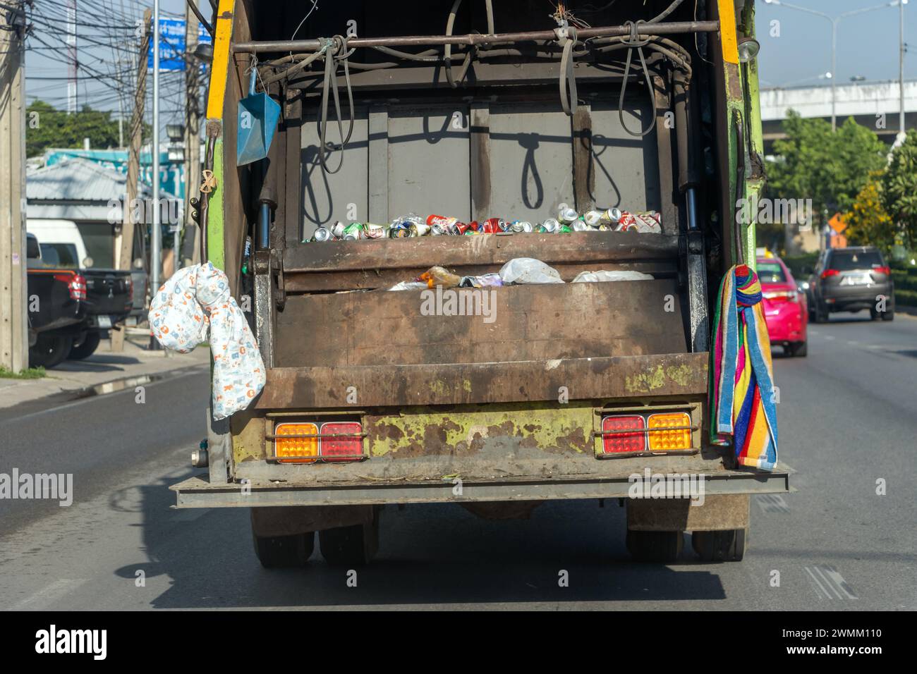 Ein Müllwagen fährt auf der Straße, Bangkok, Thailand Stockfoto
