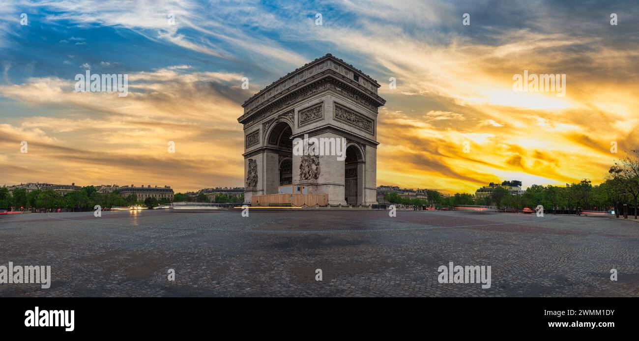 Paris Frankreich, Panorama der Skyline der Stadt Sonnenuntergang am Arc de Triomphe und Champs Elysees Stockfoto