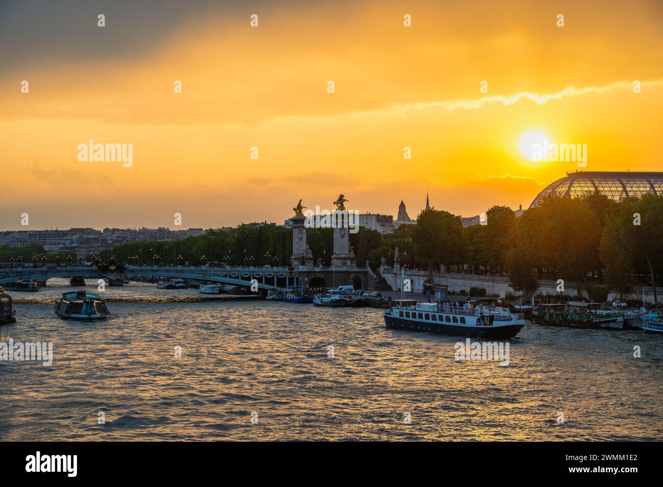 Paris Frankreich, Skyline der Stadt Sonnenuntergang an der seine mit Brücke Pont Alexandre III und Grand Palais Stockfoto