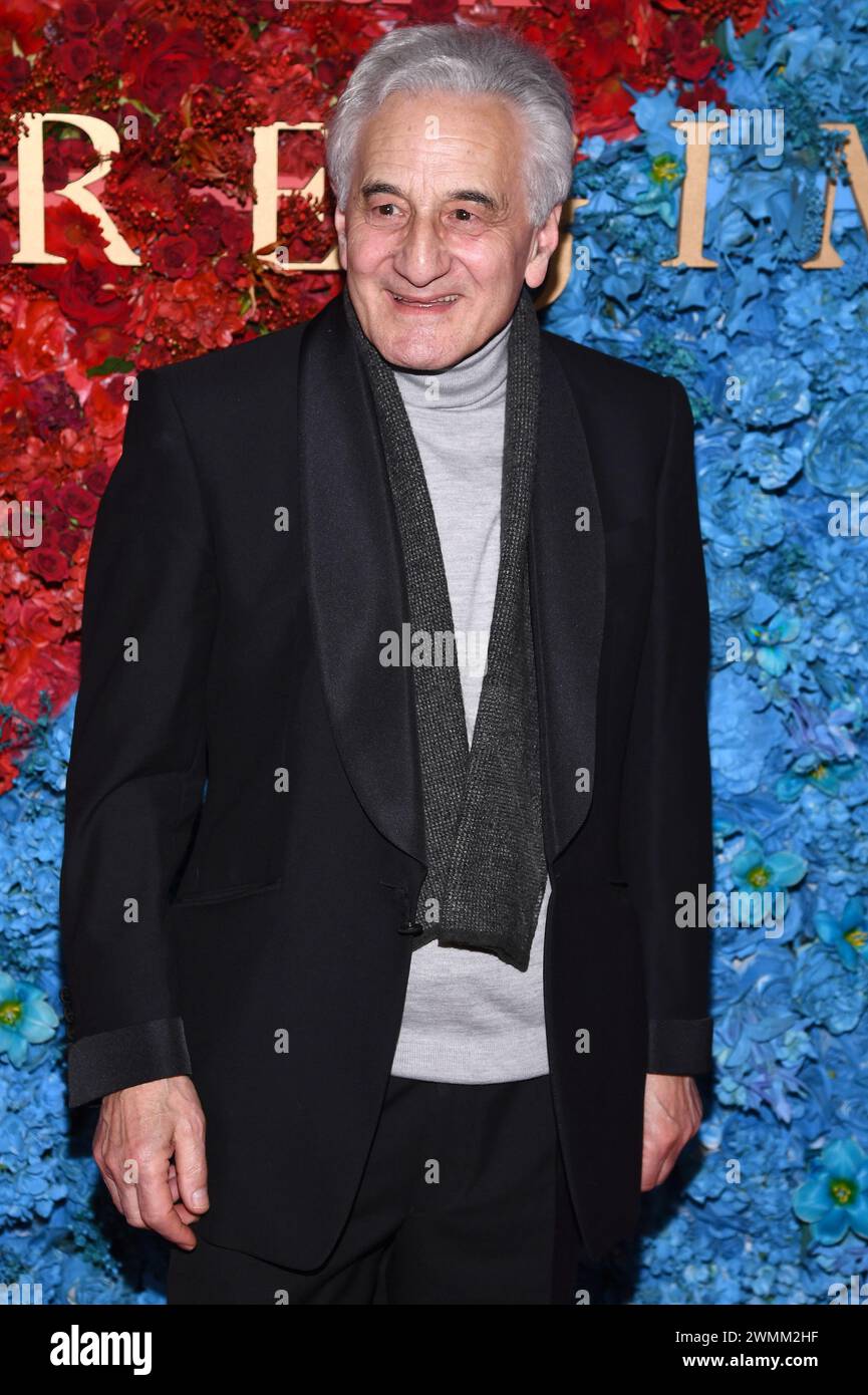 New York, USA. Februar 2024. Henry Goodman nimmt am 26. Februar 2024 an der Premiere von HBO's „The Regime“ im Museum of Natural History in New York Teil. (Foto: Anthony Behar/SIPA USA) Credit: SIPA USA/Alamy Live News Stockfoto