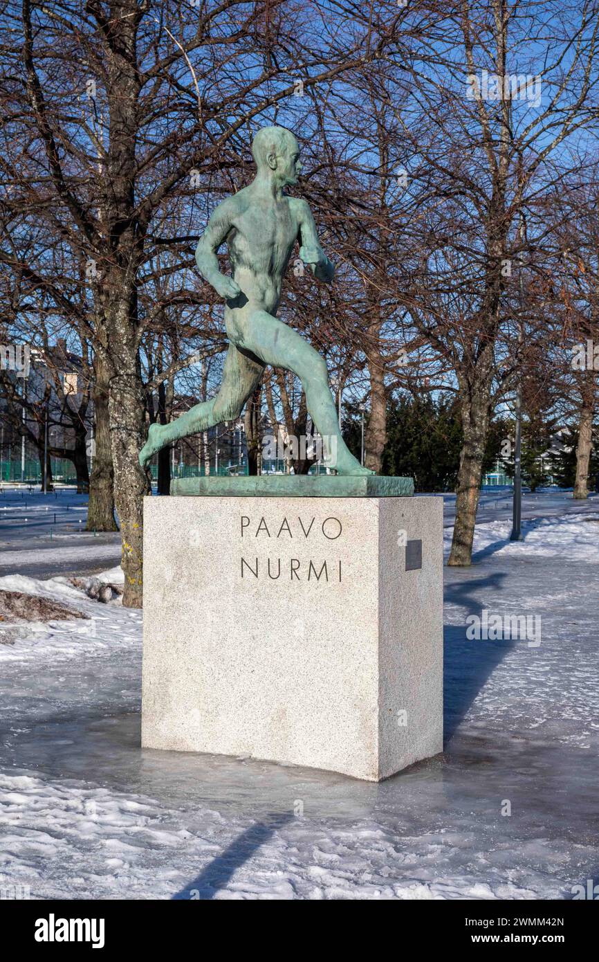 Paavo Nurmi-Läuferstatue, entworfen von Wäinö Aaltonen, vor dem Olympiastadion an einem sonnigen Wintertag in Helsinki, Finnland Stockfoto