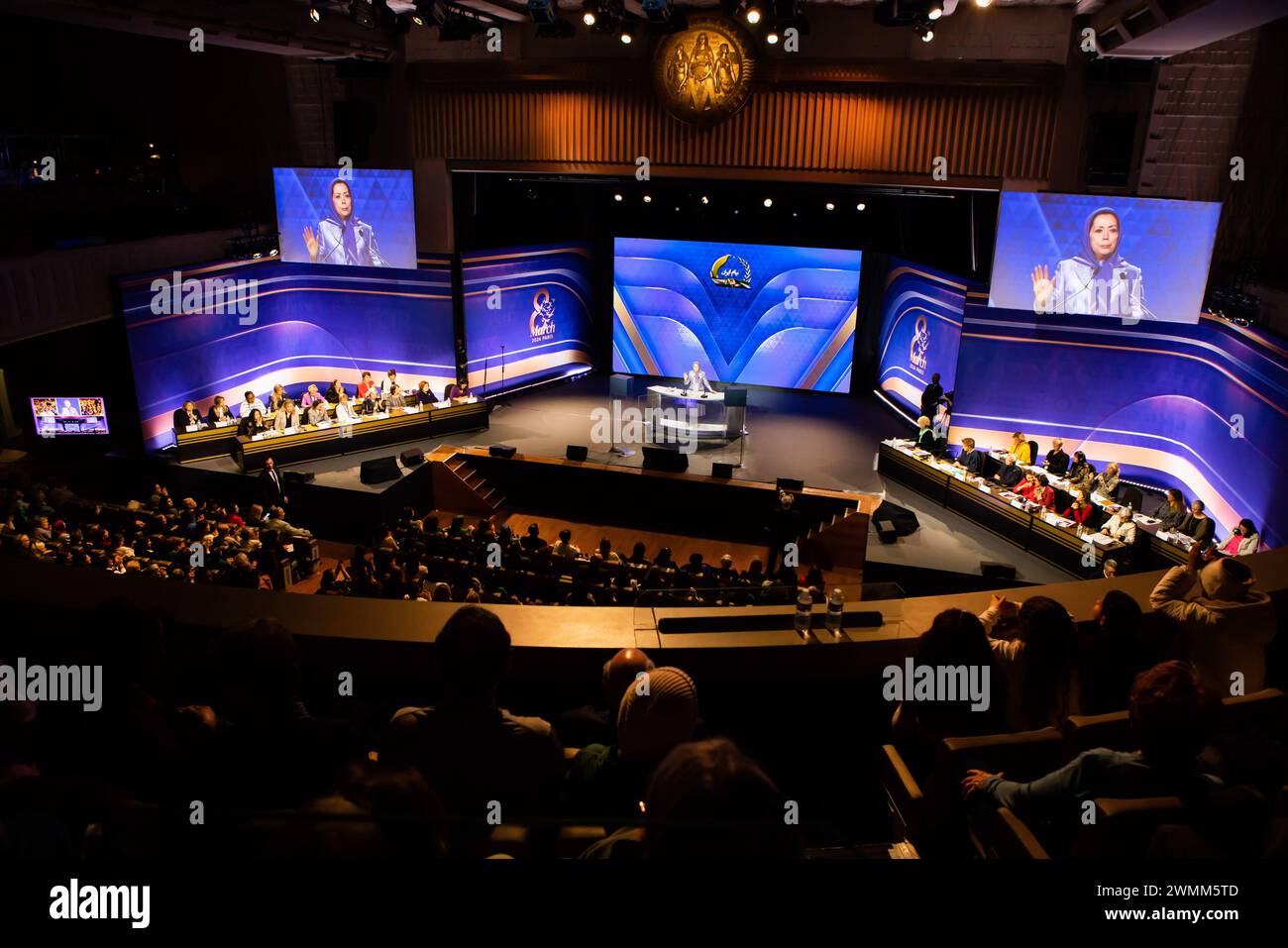 Paris, Frankreich. Februar 2024. Maryam Rajavi, designierter NCRI-Präsident, spricht auf der IWD2024-Konferenz in Paris. Am Vorabend des Internationalen Frauentages (8. März) nahmen Dutzende einflussreicher Frauen aus der ganzen Welt an einer internationalen Konferenz im Maison de la Mutualité in Paris Teil. (Credit Image: © Siavosh Hosseini/SOPA Images via ZUMA Press Wire) NUR REDAKTIONELLE VERWENDUNG! Nicht für kommerzielle ZWECKE! Stockfoto