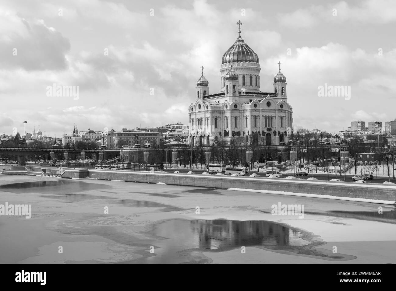 Blick auf die Kathedrale Christi des Erlösers und die Patriarchalbrücke über den Moskauer Fluss im Winter. Schwarz-weiß. Stockfoto