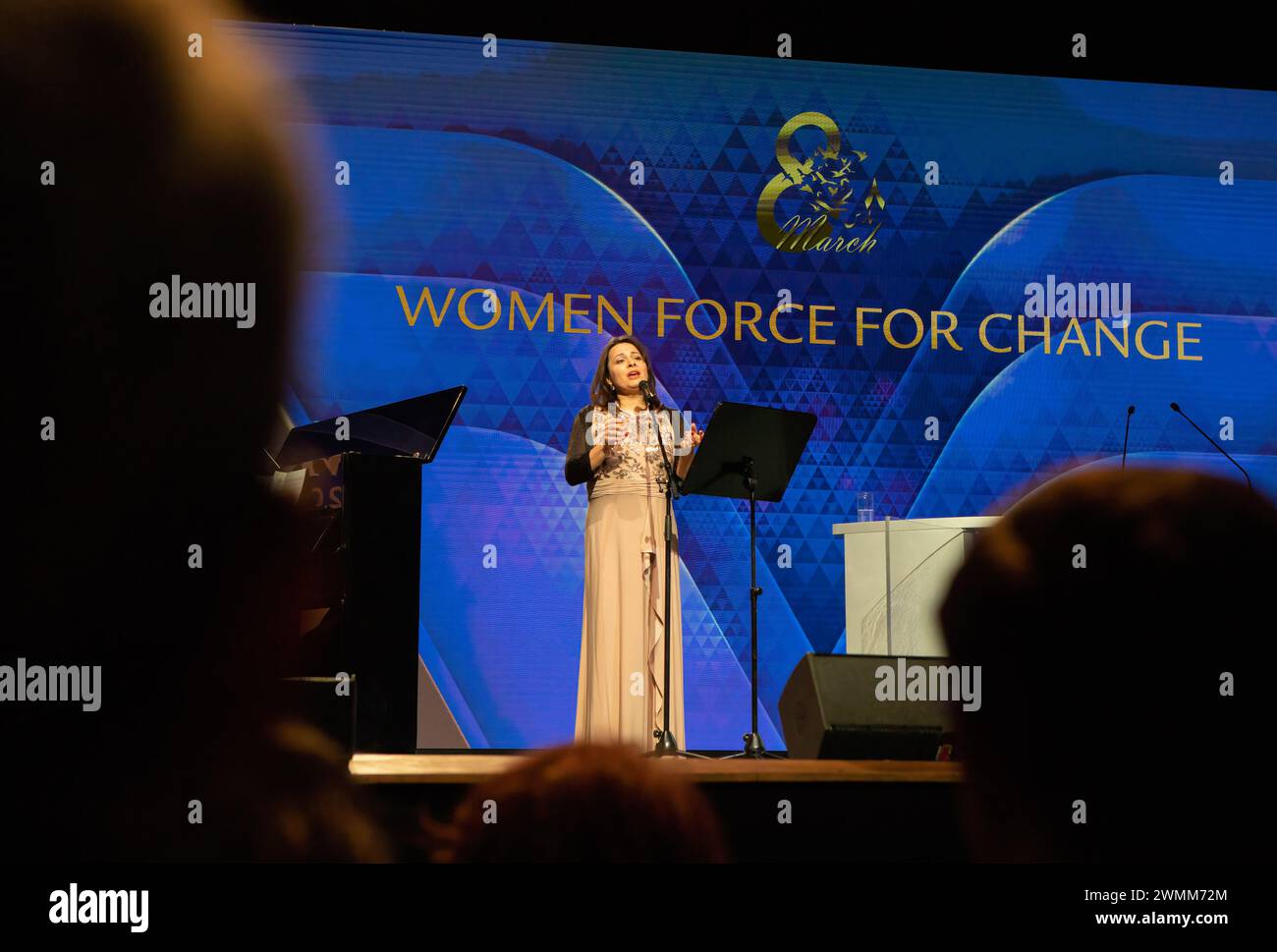 Paris, Frankreich. Februar 2024. Maria Danishvar Sängerin tritt auf der Bühne auf der IWD2024-Konferenz in Paris auf. Am Vorabend des Internationalen Frauentages (8. März) nahmen Dutzende einflussreicher Frauen aus der ganzen Welt an einer internationalen Konferenz im Maison de la Mutualité in Paris Teil. Quelle: SOPA Images Limited/Alamy Live News Stockfoto