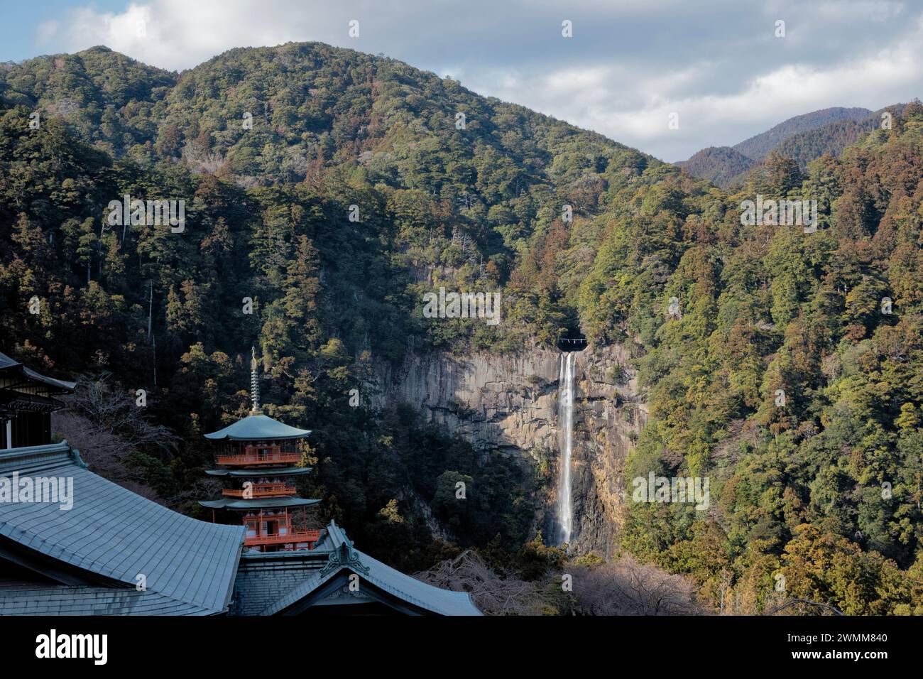 Seiganto-JI Sanjuno-to Pagode und Nachi Falls, Nachisan, Wakayama, Japan Stockfoto