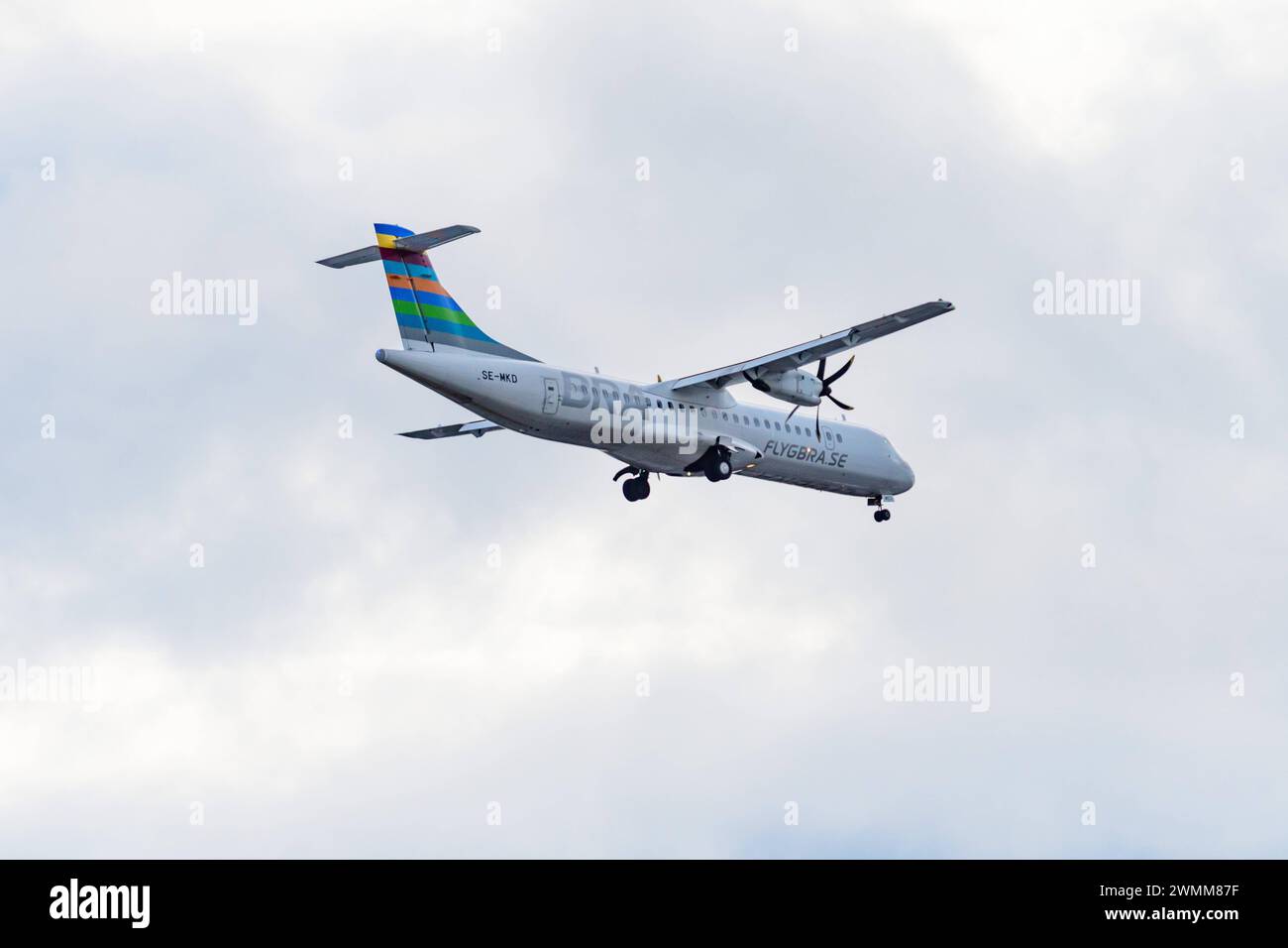 stockholm, schweden, 4. august 2024, SE-MKD BRA - Braathens Regional Airlines ATR 72 Landung am Flughafen bromma *** stockholm, schweden, 04. aug 2024, SE MKD BRA Braathens Regional Airlines ATR 72 bei der Landung auf dem Flughafen von bromma Copyright: XWolfgangxSimlingerx Stockfoto