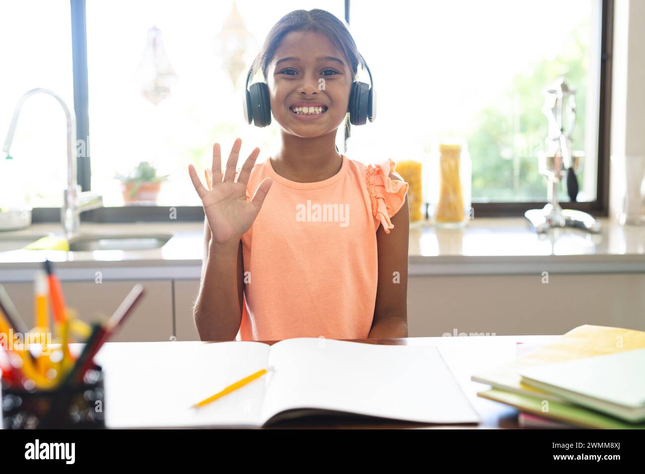 Biracial Girl lernt gern zu Hause durch Online-Lernen Stockfoto
