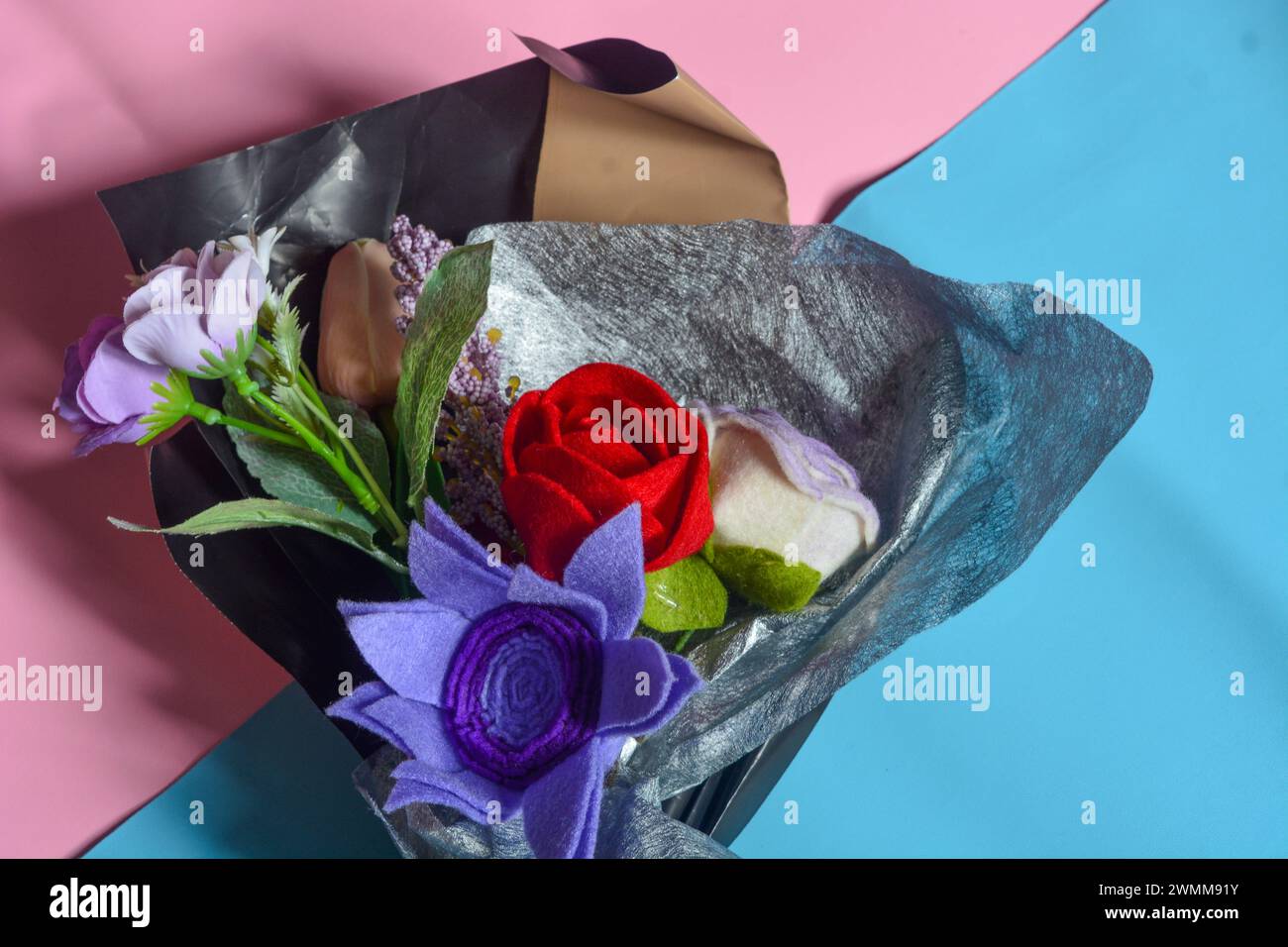 Das Konzept der Ehe, Rosen, Tulpen und Blumen, die Aufrichtigkeit und voller Liebe symbolisieren Stockfoto