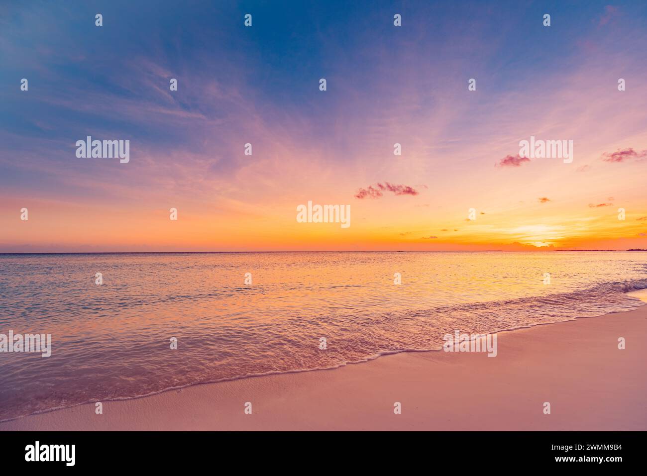 Nahaufnahme Meer Sandstrand. Inspirieren Sie den tropischen Strand am Horizont. Orange und goldener Sonnenuntergang Himmel Ruhe entspannendes Sonnenlicht. Meditationsmeer Stockfoto