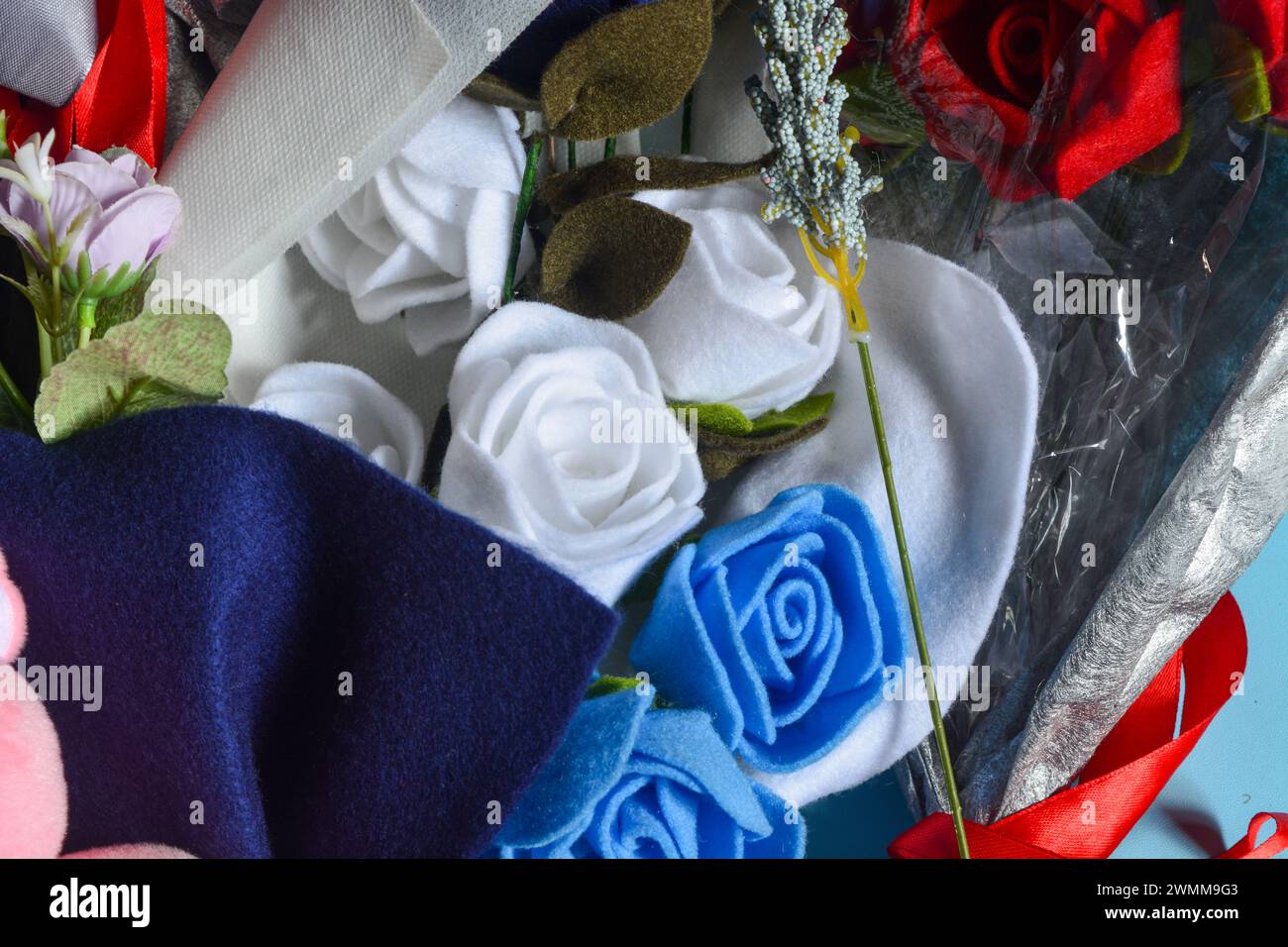 Das Konzept der Ehe, Rosen, Tulpen und Blumen, die Aufrichtigkeit und voller Liebe symbolisieren Stockfoto