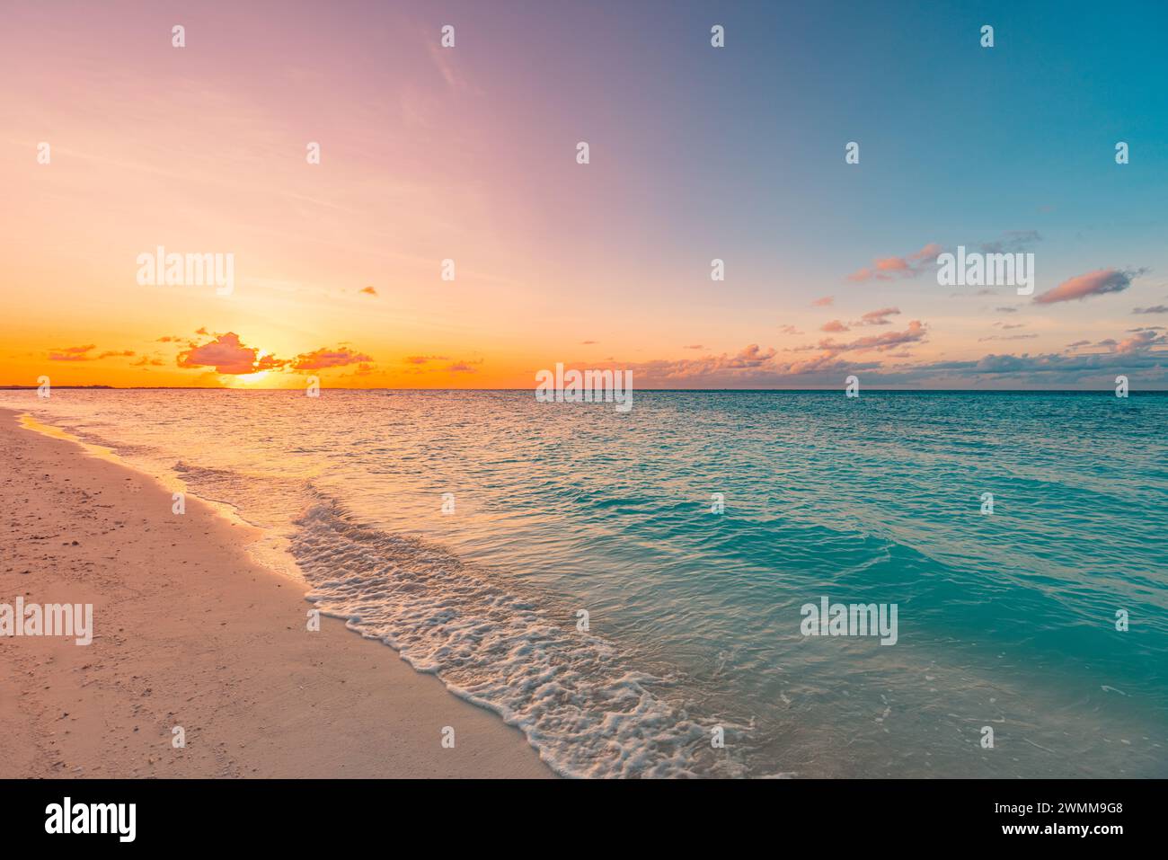 Nahaufnahme Meer Sandstrand. Inspirieren Sie den tropischen Strand am Horizont. Orange und goldener Sonnenuntergang Himmel Ruhe entspannendes Sonnenlicht. Meditationsmeer Stockfoto
