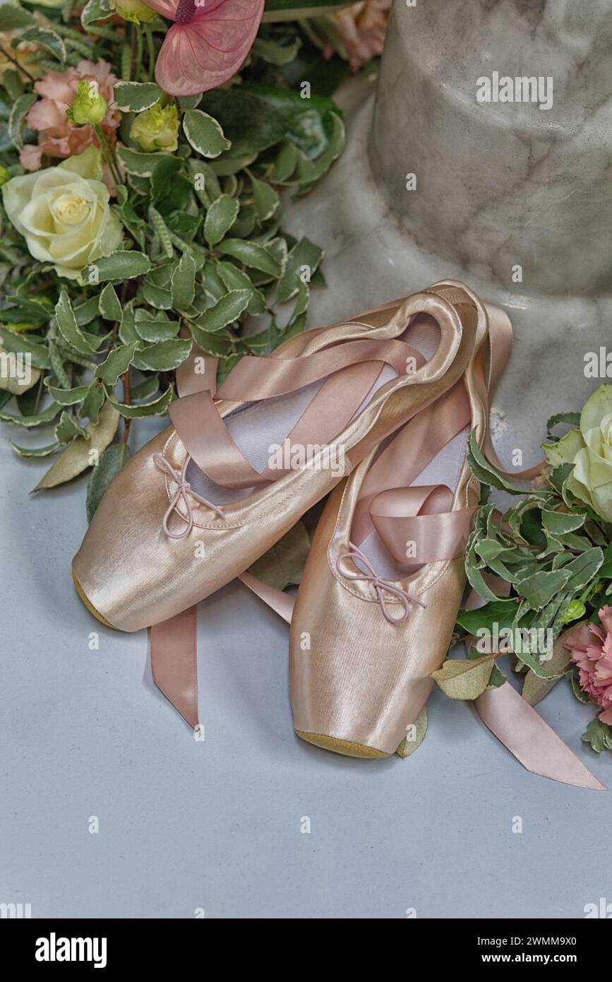 Ballettschuhe und Blumen Stockfoto