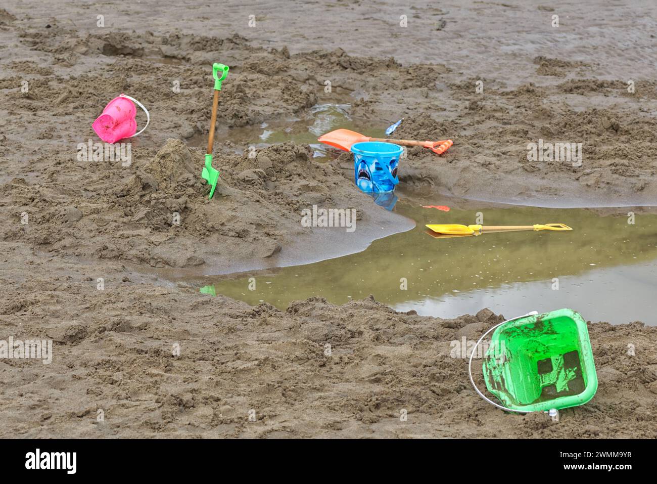 Plastikeimer und Spaten am Strand weggeworfen, die Strände sauber machen Stockfoto