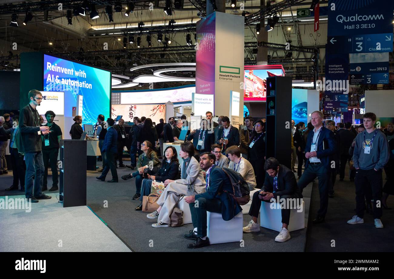 Hewlett Packard Messestand, Vortrag, Besucher, MWC Mobile World Congress 2024, Barcelona, Spanien Stockfoto