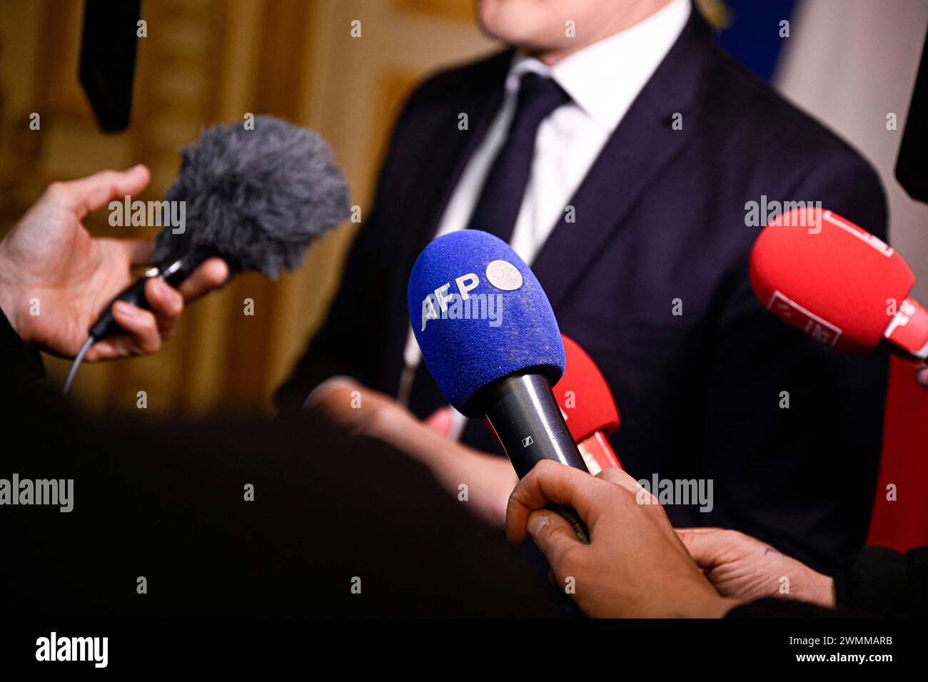 Paris, Frankreich. Februar 2024. Die Abbildung zeigt ein Mikrofon (Mikrofon, mike, Mikro) mit dem Logo der französischen Presseagentur AFP Agence France-Presse in Paris, Frankreich, am 26. Februar 2024. Foto: Victor Joly/ABACAPRESS.COM Credit: Abaca Press/Alamy Live News Stockfoto