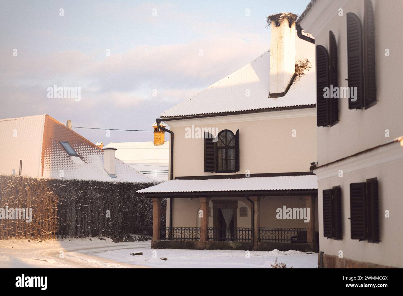 Schneebedecktes weißes Haus neben einer Gasse Stockfoto