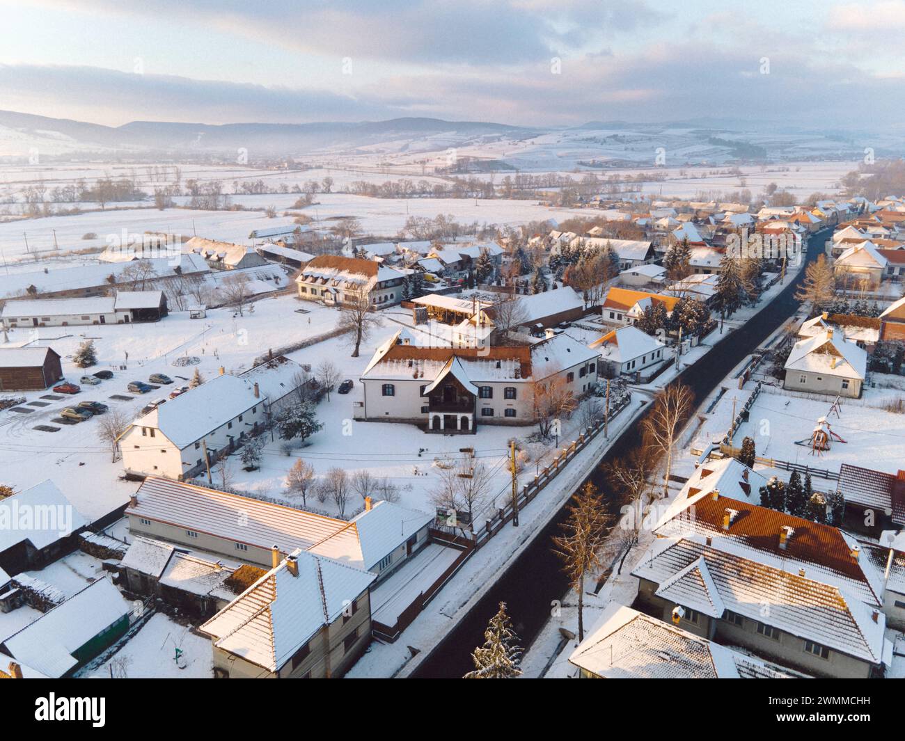 Ein Blick aus der Vogelperspektive auf schneebedeckte Häuser im Winter Stockfoto