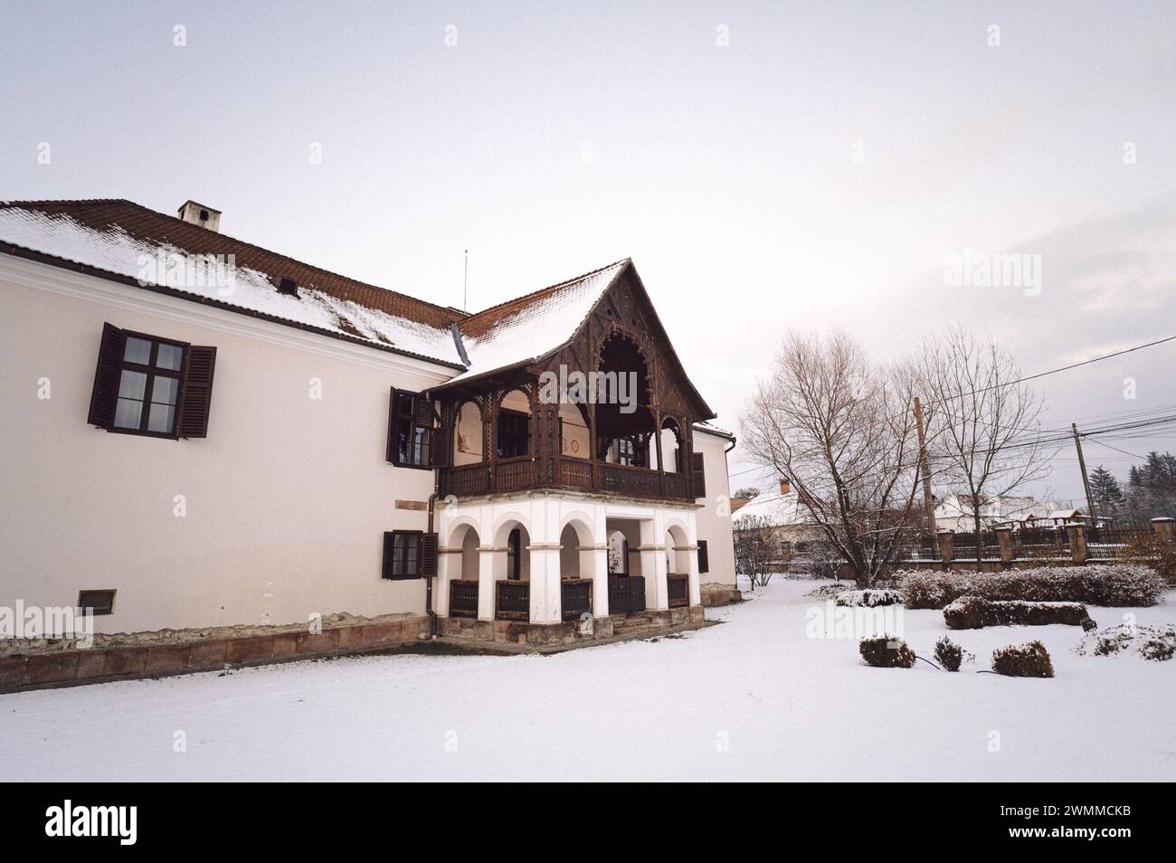 Ein antikes Gebäude mit schneebedeckter Fassade, Balkon und Treppe Stockfoto