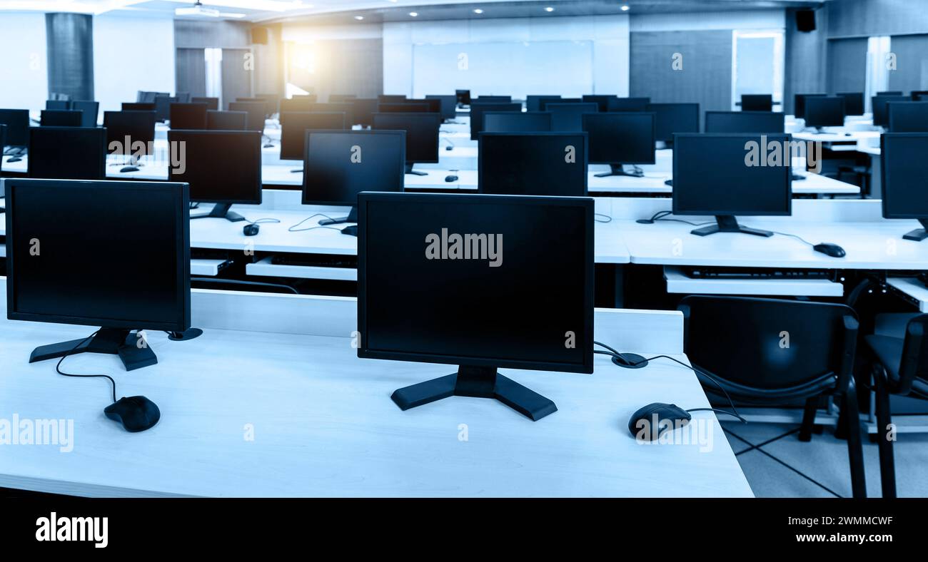 Gruppe von Computern im Computerlabor Stockfoto