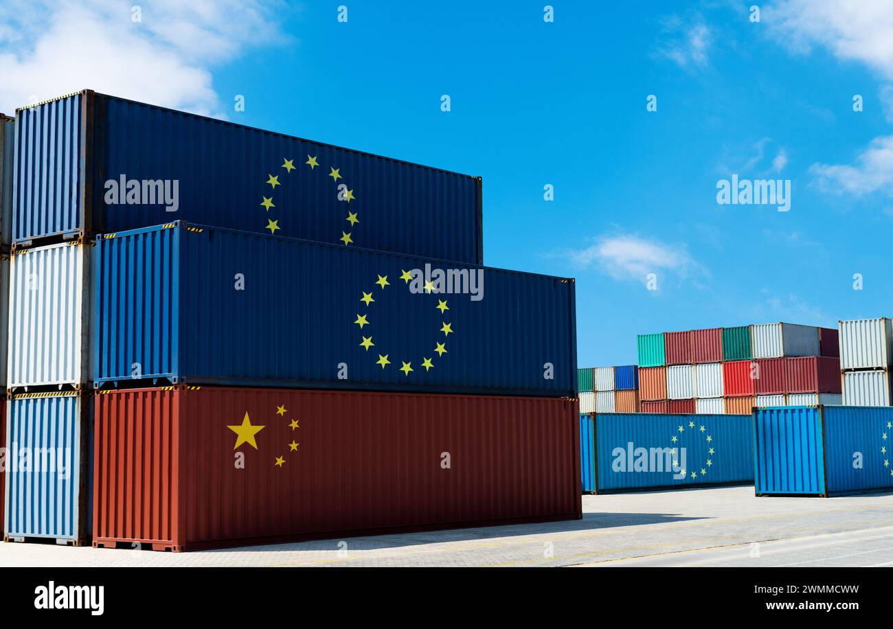 Große Gruppe von Frachtcontainern mit EU-Flagge und chinesischer Flagge an den Docks Stockfoto