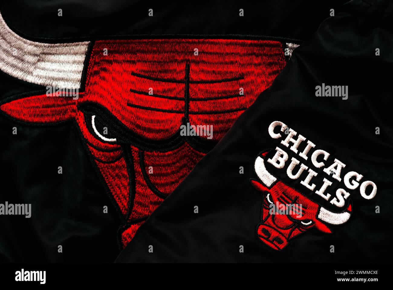 Logo der Chicago Bulls Team Marke und Zeichen auf einer schwarzen Jacke. Bulls Logo des professionellen Basketballvereins in der amerikanischen Liga. Illustrativer Leitartikel Stockfoto