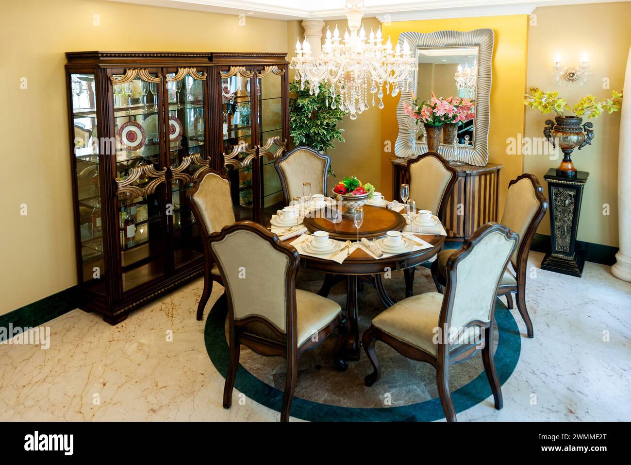 Gut dekorierter formeller Speisesaal in luxuriösem Haus Stockfoto