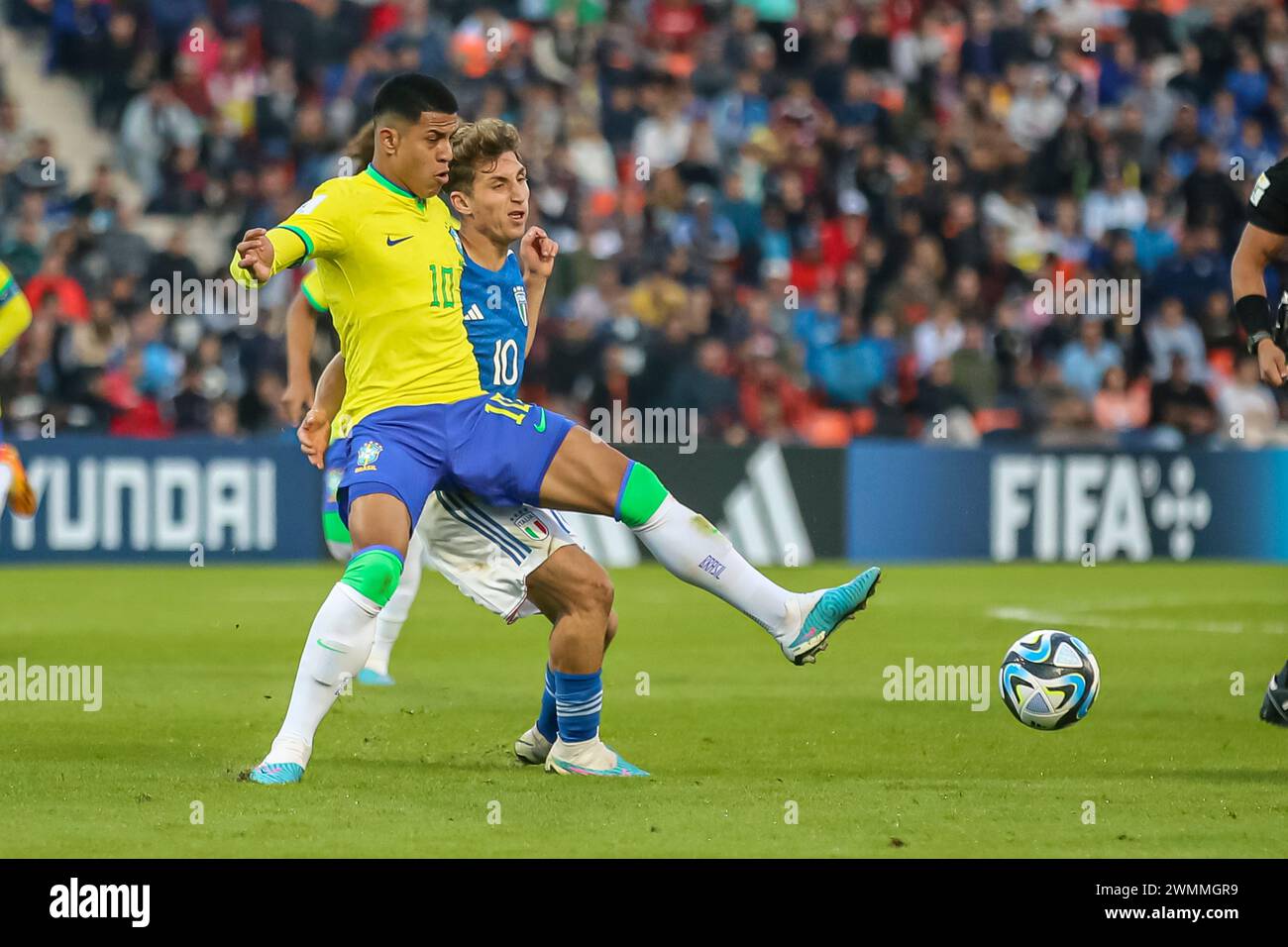 MENDOZA, ARGENTINIEN - 21. MAI: Matheus Martins aus Brasilien und Tommaso Baldanzi aus Italien beim Spiel der FIFA U20-Weltmeisterschaft Argentinien 2023 zwischen Italien und Stockfoto