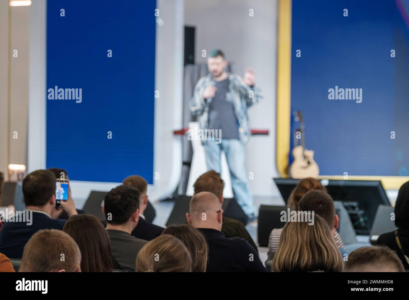 Aufnahme eines Referenten bei einem Seminar, der die Teilnehmer anspricht und die persönliche Entwicklung und Motivation betont. Stockfoto
