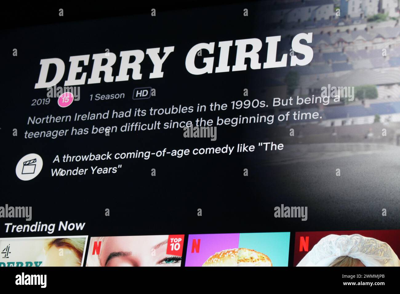 London, Großbritannien - 1. Mai 2022: Netflix-App auf dem fernsehbildschirm mit der beliebten nordirischen Teen-Sitcom Derry Girls Stockfoto