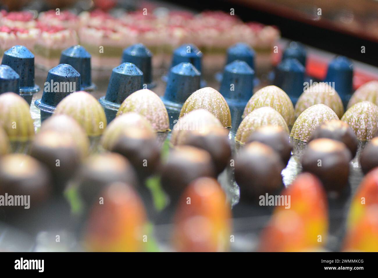 Eine Nahaufnahme verschiedener Schokoladenbonbons in einer Bäckerei Stockfoto