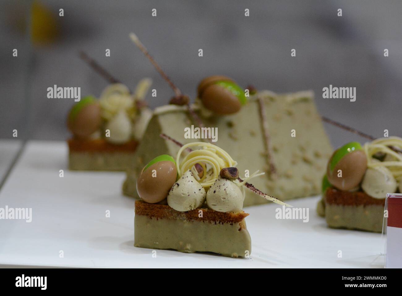 Eine Vielzahl köstlicher Pistaziendesserts auf einem Teller Stockfoto