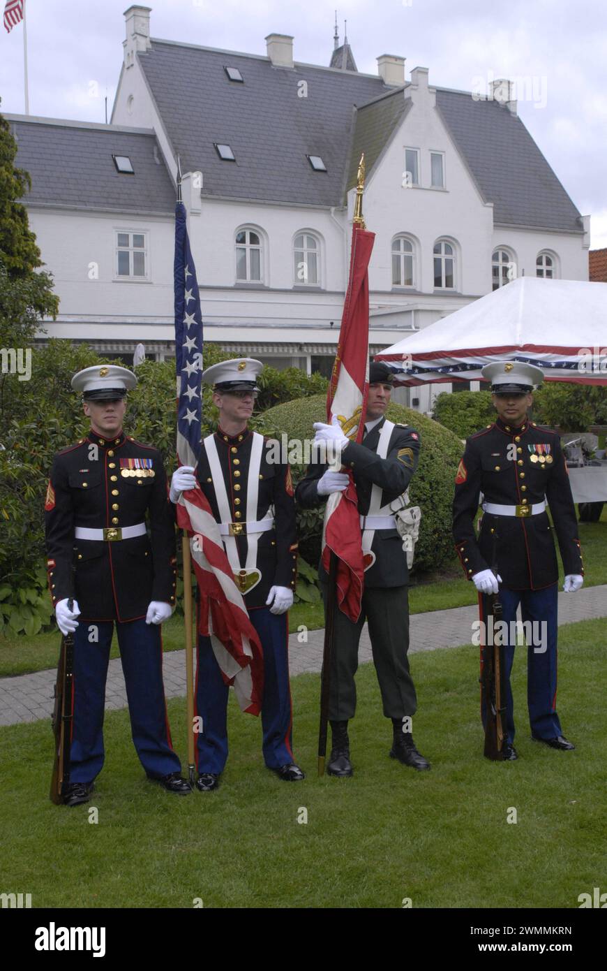 DÄNEMARK / KOPENHAGEN   Louri S. Fulton der amerikanische Botschafter in Dänemark lud etwa 1,500 dänen und andere Gäste ein, den 4. juli in ihrer Residenz in Kopenhagen zu feiern. Der amerikanische Amry-Attachie Chris Macdonald im Tropenkleid begrüßte den Gast und las die Botschaft des US-Präsidenten obama und das dänische und us-amerikanische Nationallied gespielt wurden, sind es Patatiker, dass die dänen in der Schlange stehen, um auf der Seite der Bewohner zu warten und in Lüge zu stehen, um Louri S.Fulton, usa Botschafter, usa feiern heute den 4. jilu am 1. Juli 2011 FOTO VON FRANCIS JOSEPH DEAN / DEAN PICTURES Stockfoto