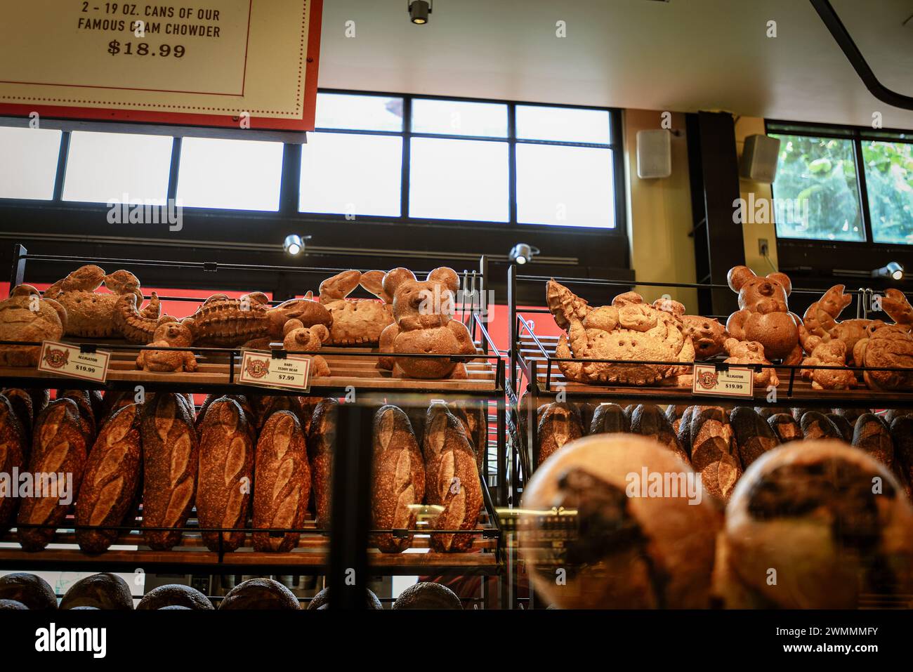 Ein Rack mit Sauerteigbrot in der Boudin Bakery in San Francisco, Kalifornien Stockfoto