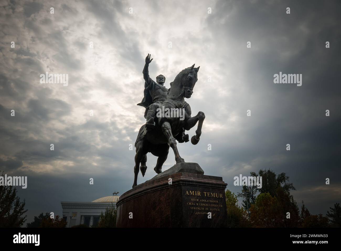 Statue des legendären Tamerlane Amir Temur zu Pferd in Taschkent, Usbekistan. Dramatische Wolken, sonniger Tag. Taschkent, Usbekistan - 27. Oktober 2023 Stockfoto