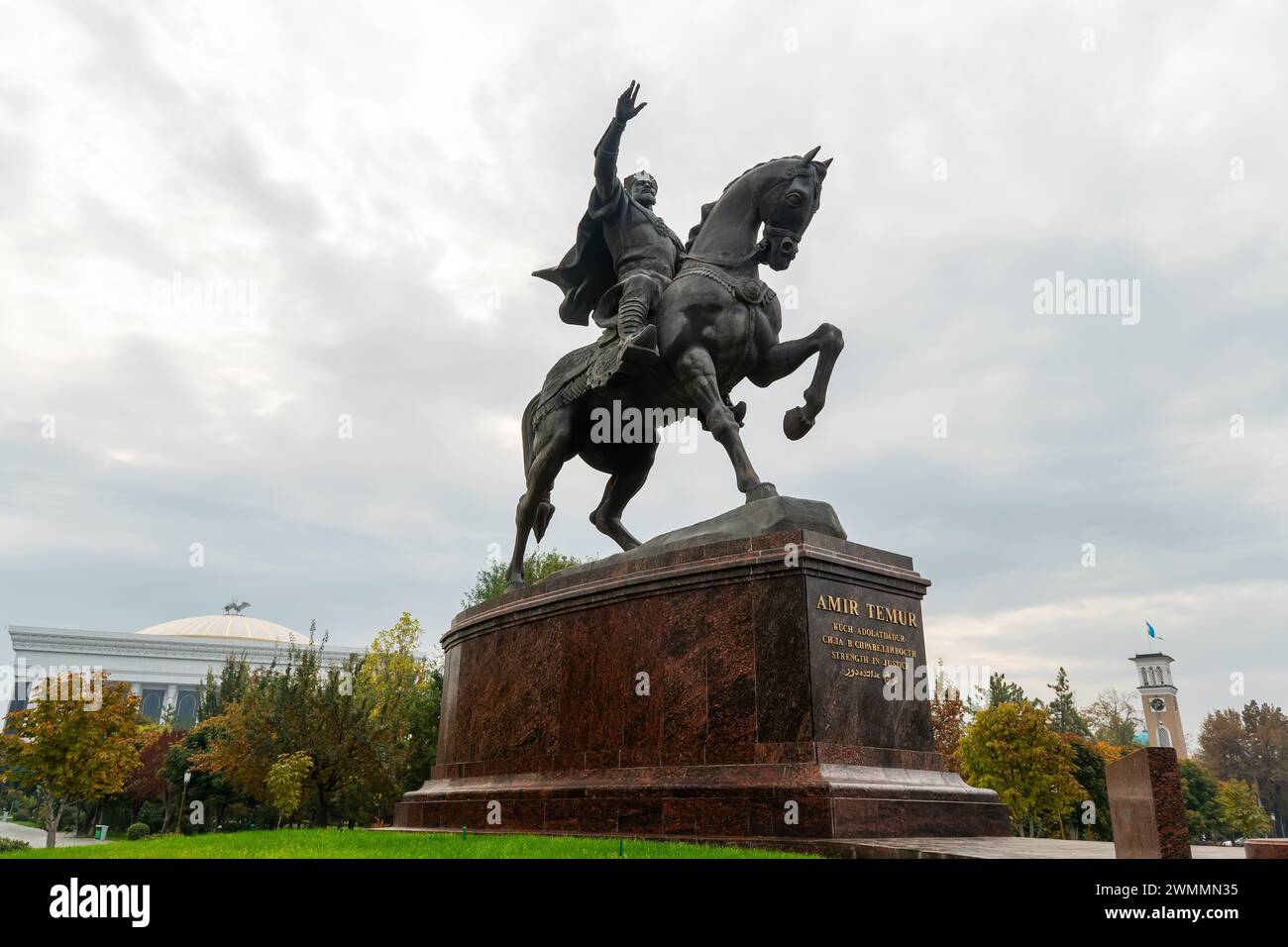 Taschkent, Usbekistan - 27. Oktober 2023: Denkmal Amir Timur oder Tamerlane an einem sonnigen Tag mit bewölktem Himmel Hintergrund. Stockfoto
