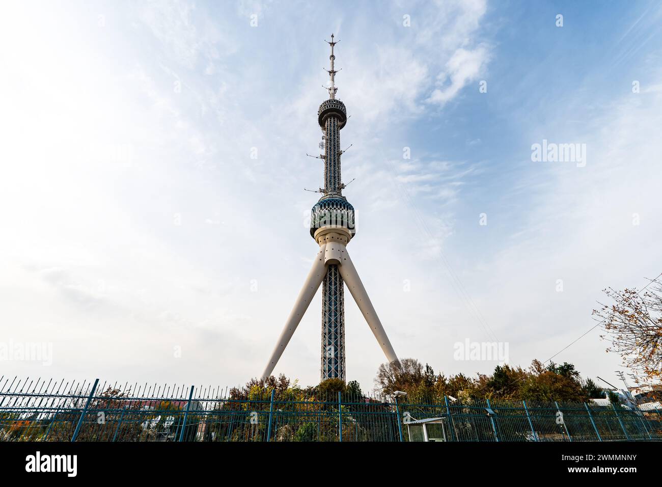 Taschkent Fernsehturm in Usbekistan auf einem Sonnenuntergang bewölktem Himmel Hintergrund Stockfoto