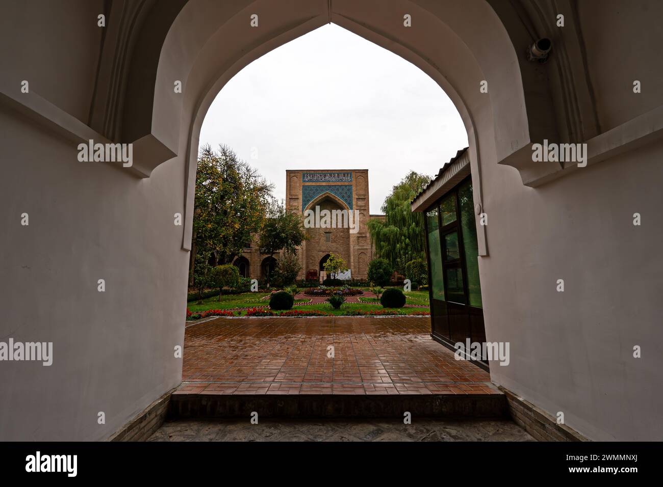 Atriumgarten von Kukeldash Madrasah, höhere theologische Hochschule. Taschkent, Usbekistan. Stockfoto