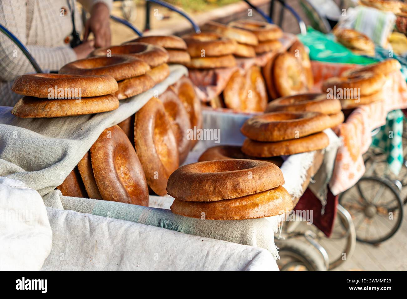 Traditionelles usbekisches Brot in Dekoration. Usbekisches Brot auf dem Basar Stockfoto