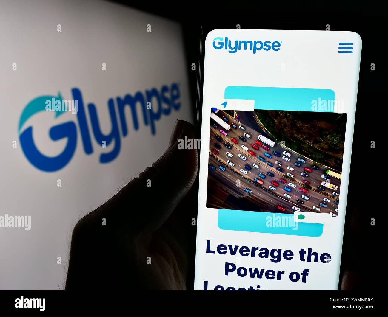 Person mit Smartphone und Website des US-Unternehmens Glympse Inc. Vor dem Logo. Konzentrieren Sie sich auf die Mitte des Telefondisplays. Stockfoto