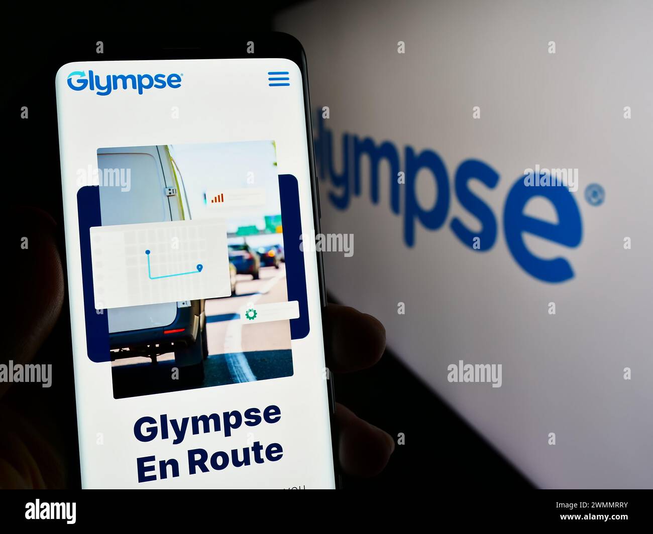 Person, die ein Mobiltelefon hält, mit der Webseite des US-Unternehmens Glympse Inc. Vor dem Logo. Konzentrieren Sie sich auf die Mitte des Telefondisplays. Stockfoto