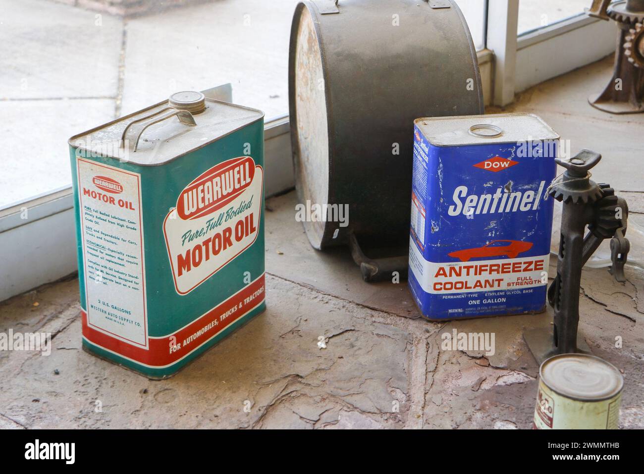 Alte Dosen Dow Sentinel Frostschutzmittel Kühlmittel und Wearwell Motoröl in einer verlassenen Garage auf der Route 66 Stockfoto