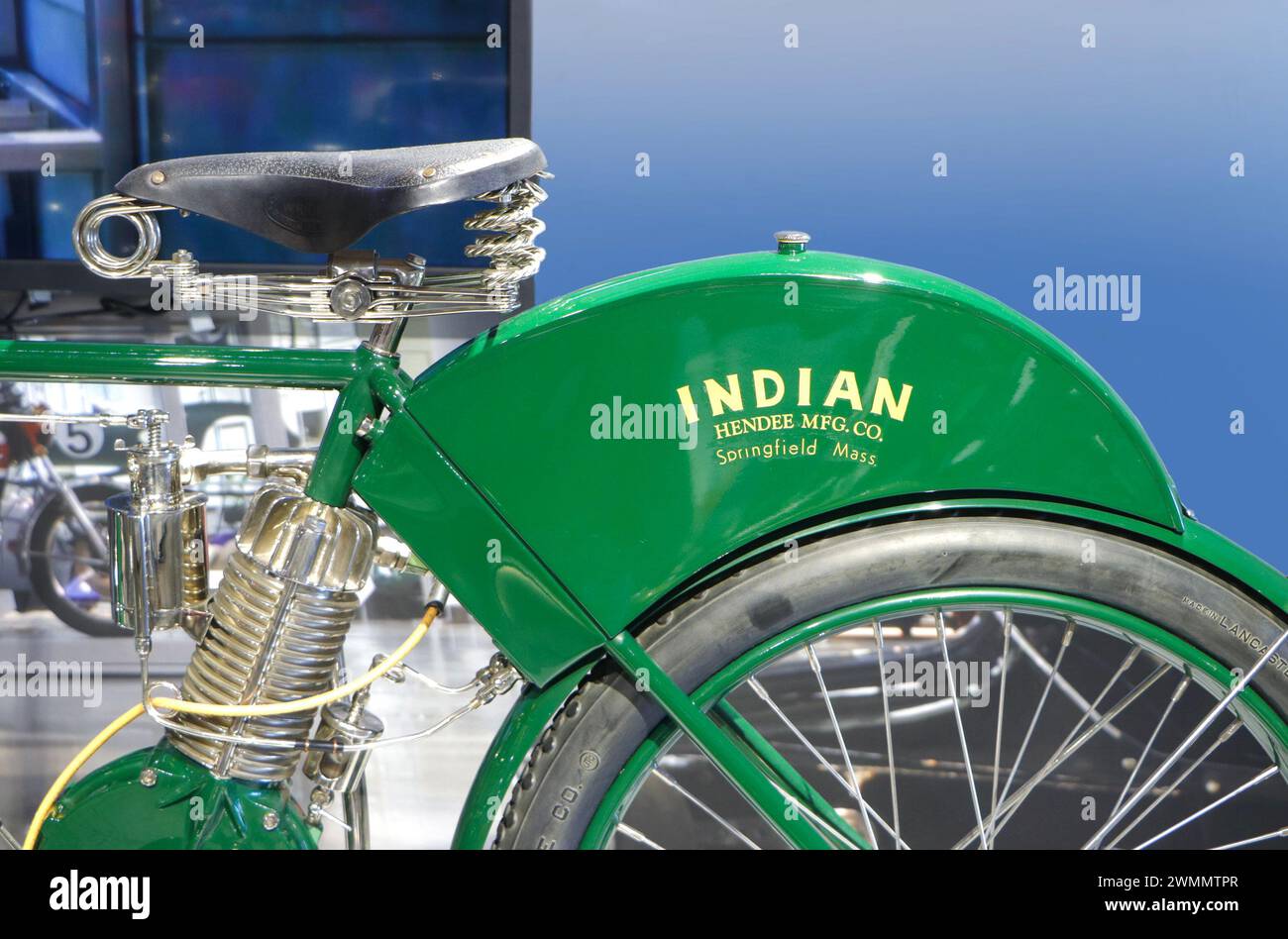 Heck des klassischen 1905er Vintage grünen indischen Kamelback-Motorrads mit Details des Benzintanks mit luftgekühltem 206 ccm im Friseur Motorsport Museum Stockfoto