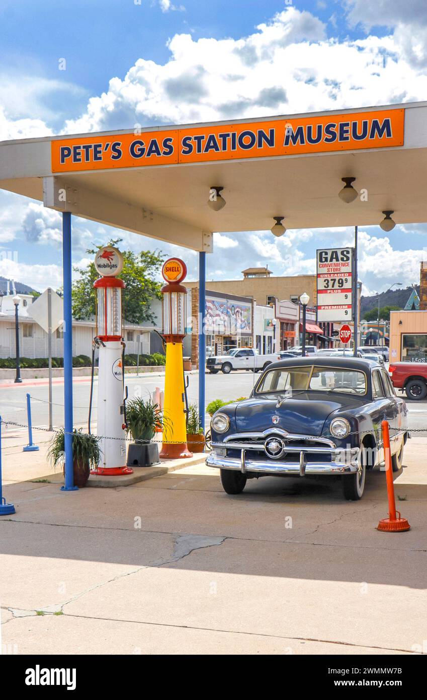 petes Tankstellenmuseum an der Route 66 usa, Gaspumpen und blaue ford-Limousine aus den 1950er Jahren unter dem Dach Stockfoto