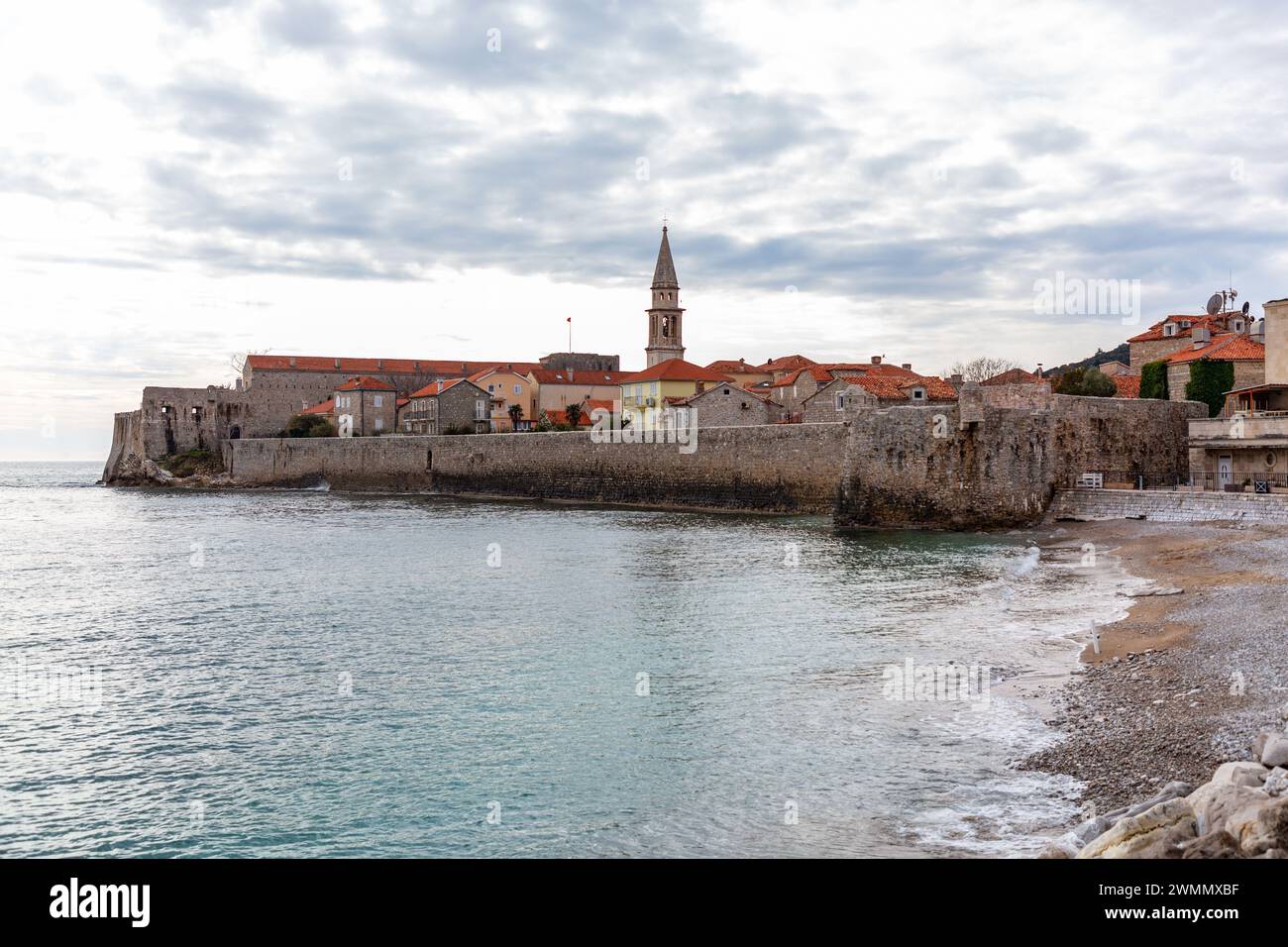 Die alten Stadtmauern von Budva entlang der Adriaküste, Montenegro. Stockfoto