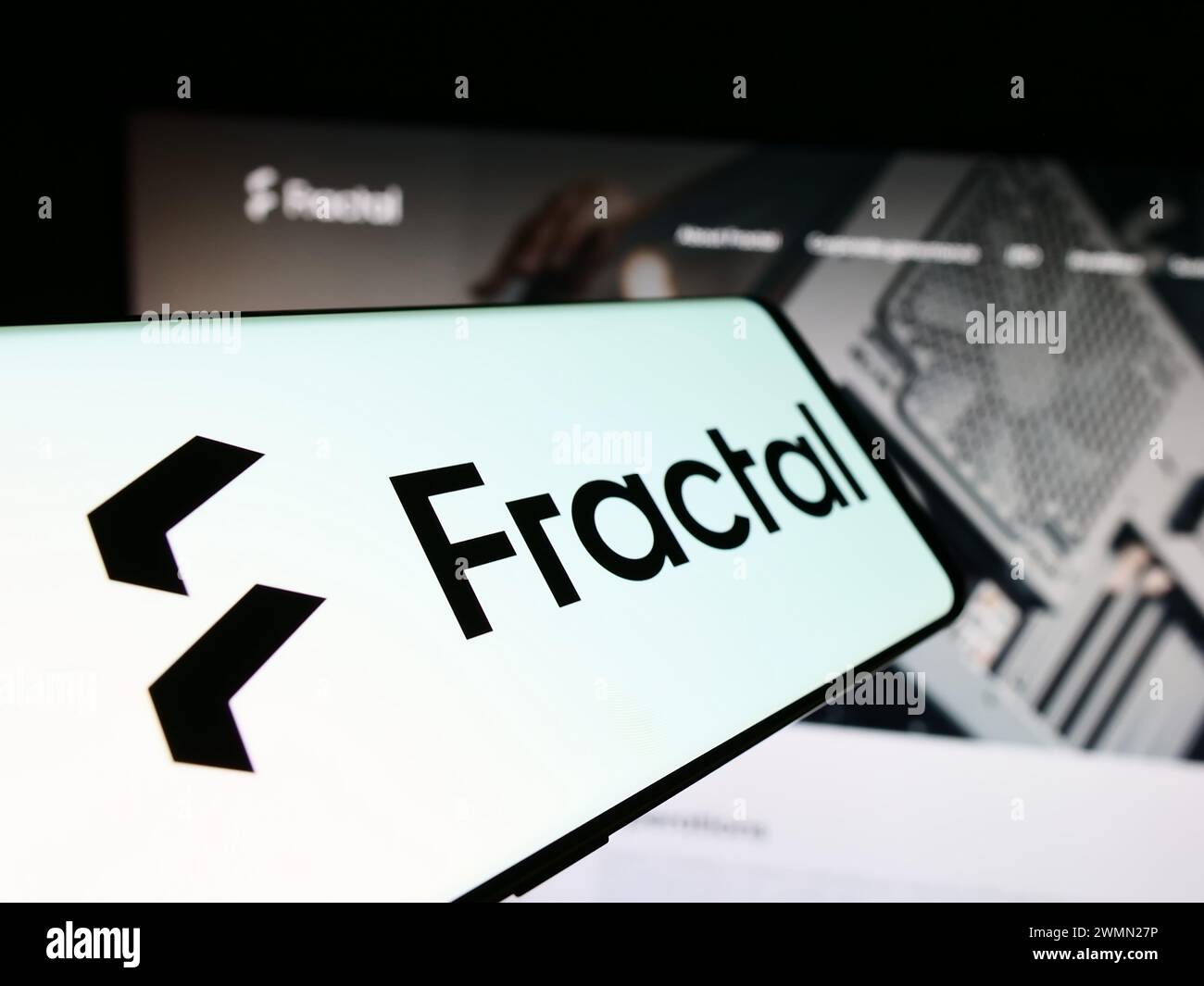 Mobiltelefon mit Logo des schwedischen Computerhardware-Designunternehmens Fractal Gaming ab vor der Website. Fokussieren Sie sich auf die linke Mitte des Telefondisplays. Stockfoto