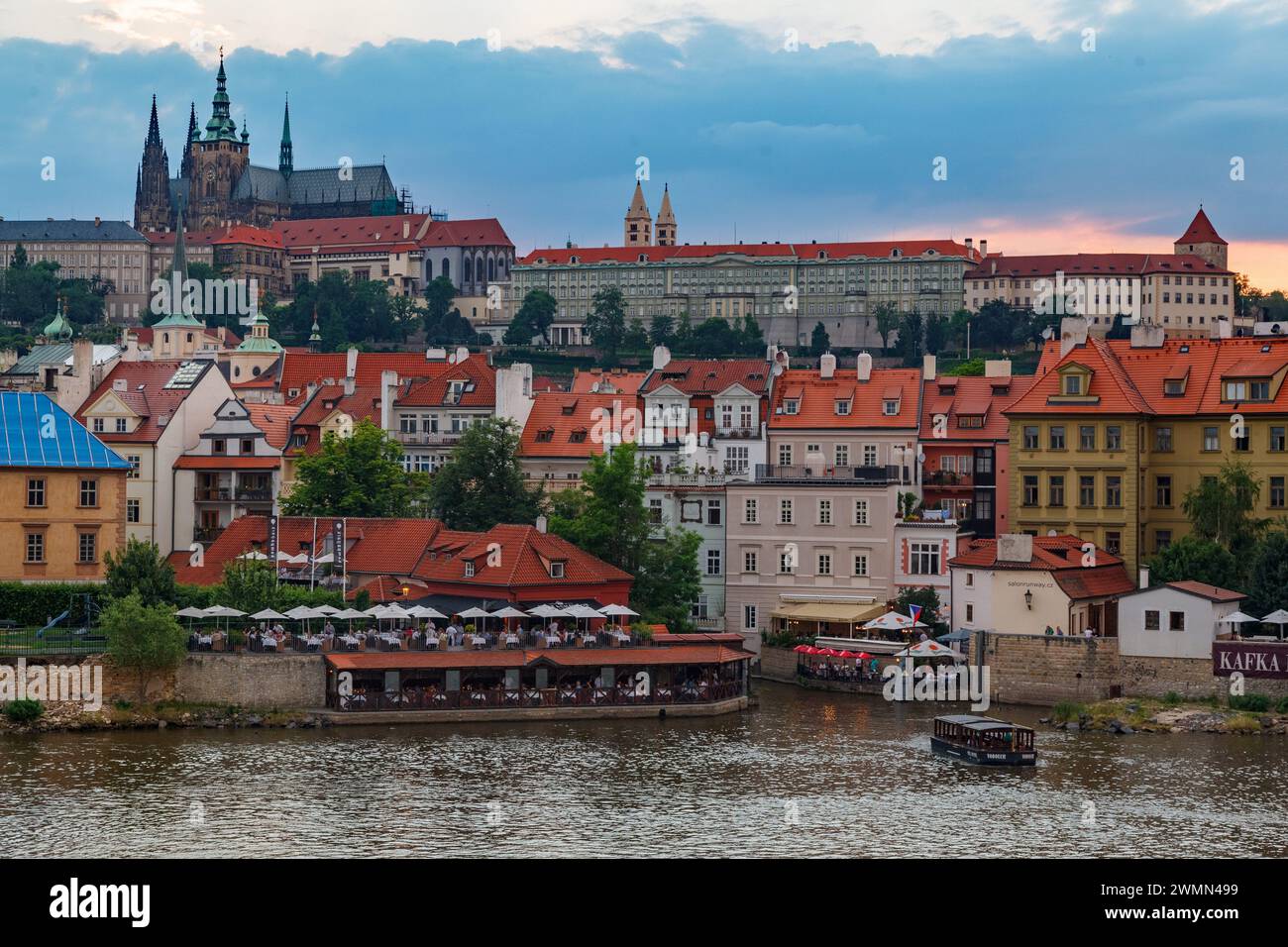 Der Veitsdom und die historischen Gebäude von Prag am Ufer des Vitava-Flusses Tschechien Stockfoto